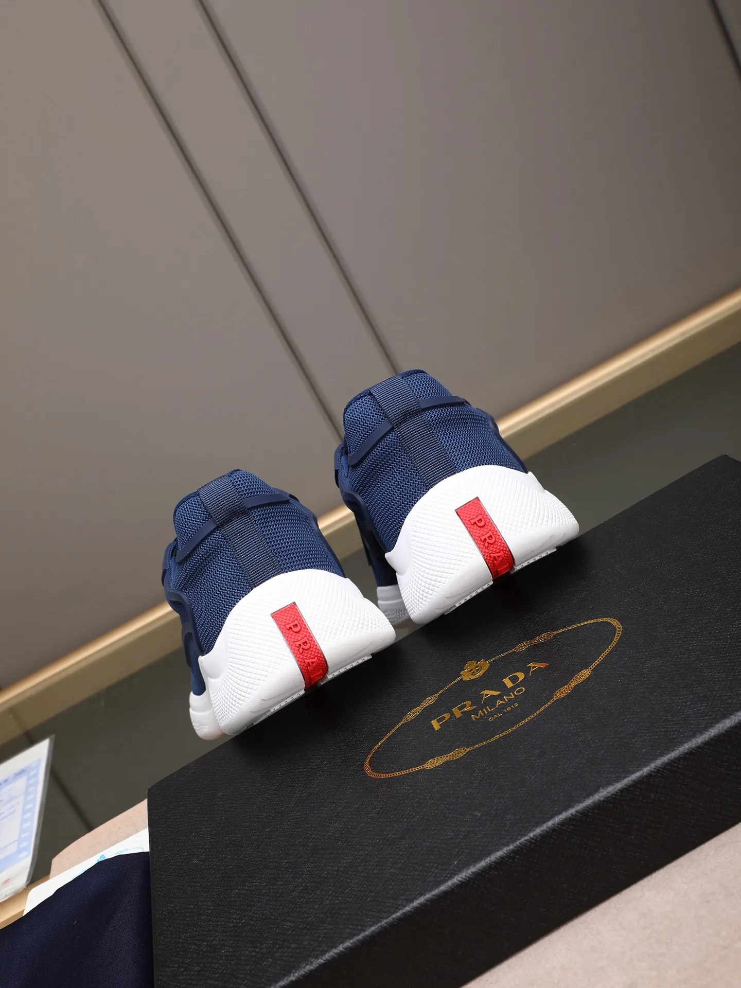 Men's shoes 💰400 PRADA/Prada men's lace-up casual sports shoes, the upper is made of imported rubber and breathable mesh. It is soft, comfortable and breathable. The tongue is decorated with the PRADA brand letter logo. The thick rubber sole echoes the red label tongue. The style is fashionable and elegant. The details are carefully crafted. A casual sports shoe with a super western style and excellent breathability!  Size: 38-44 (45 46 customized)